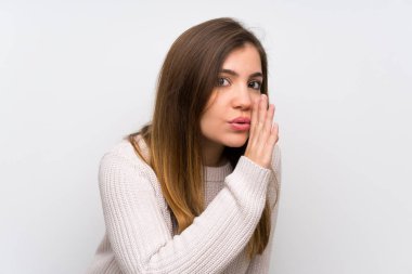 Beyaz kazak bir şey fısıldıyor genç kız