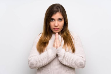 Beyaz kazak yalvaran genç kız