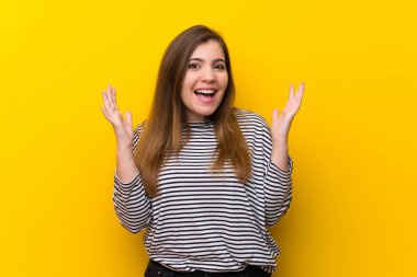 Sarı duvar üzerinde genç kız çok gülümsüyor