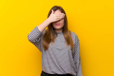 Genç kız sarı duvarın üzerinde gözleri elleriyle kapladı. Bir şey görmek istemiyorum