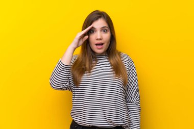 Sarı duvar üzerinde genç kız sadece bir şey fark etti ve çözüm niyetinde