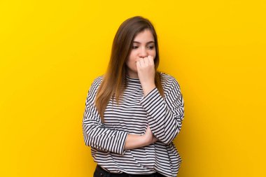 Sarı duvar üzerinde genç kız şüpheleri olan