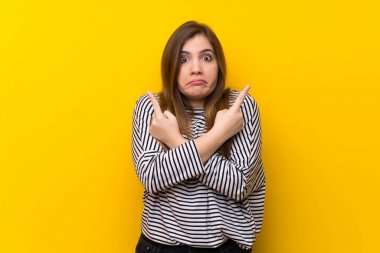 Sarı duvarın üzerinde genç kız şüpheleri olan laterals işaret