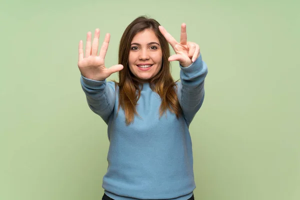 Young Girl Green Wall Counting Eight Fingers — Stock Photo, Image