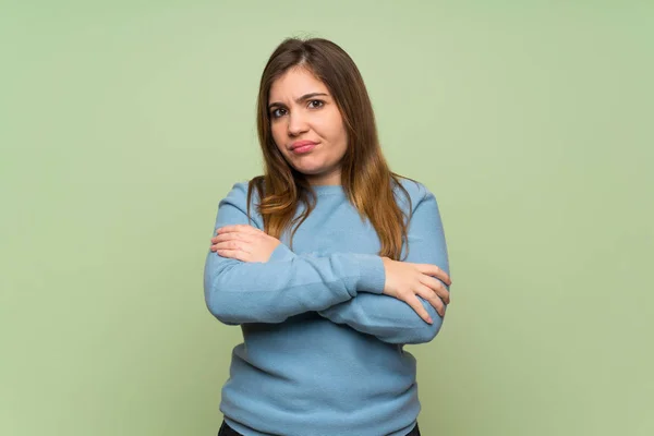 Young Girl Green Wall Feeling Upset — Stock Photo, Image