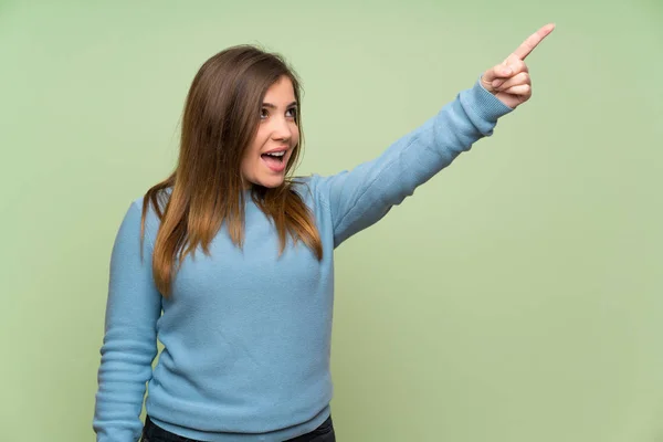 Junges Mädchen Über Grüne Mauer Zeigt Weg — Stockfoto