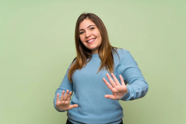 Jong Meisje Groene Muur Glimlachend — Stockfoto