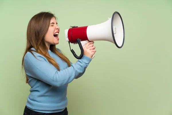 Jeune Fille Sur Mur Vert Criant Travers Mégaphone — Photo