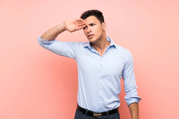 Hombre Guapo Sobre Fondo Rosa Con Expresión Cansada Enferma — Foto de Stock