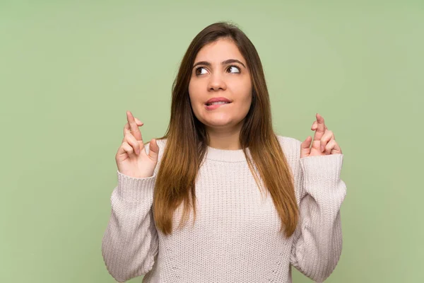 Junges Mädchen Mit Weißem Pullover Mit Daumendrücken — Stockfoto