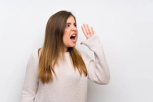 Junges Mädchen Mit Weißem Pullover Schreit Mit Weit Geöffnetem Mund — Stockfoto