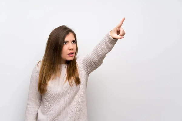 Chica Joven Con Suéter Blanco Apuntando Hacia Fuera —  Fotos de Stock