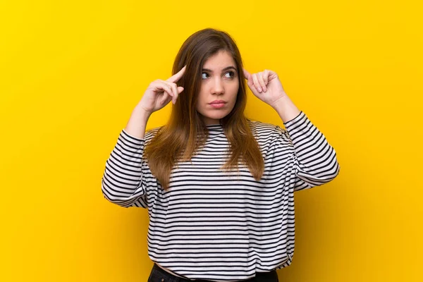 Menina Jovem Sobre Parede Amarela Com Dúvidas Pensamento — Fotografia de Stock