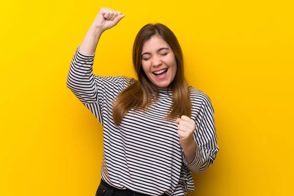 Giovane Ragazza Sopra Muro Giallo Che Celebra Una Vittoria — Foto Stock