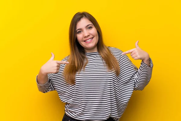 Sarı duvar üzerinde genç kız gururlu ve kendini memnun