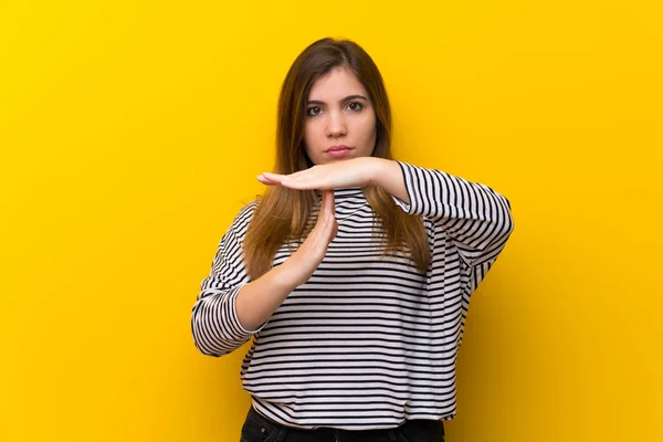 Chica Joven Sobre Pared Amarilla Haciendo Gesto Tiempo Fuera —  Fotos de Stock