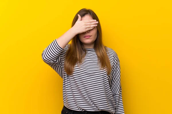Genç Kız Sarı Duvarın Üzerinde Gözleri Elleriyle Kapladı Bir Şey — Stok fotoğraf