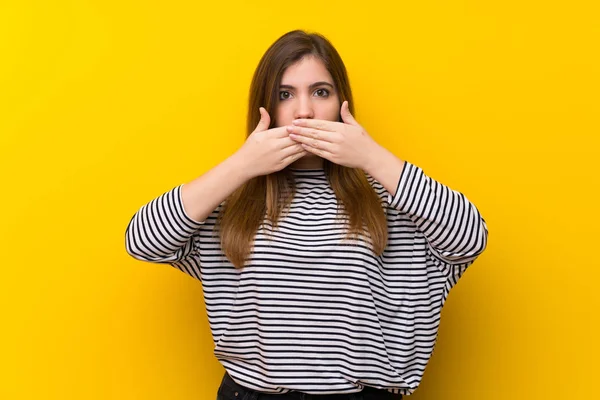 Junges Mädchen Über Gelber Wand Die Mund Mit Händen Bedeckt — Stockfoto