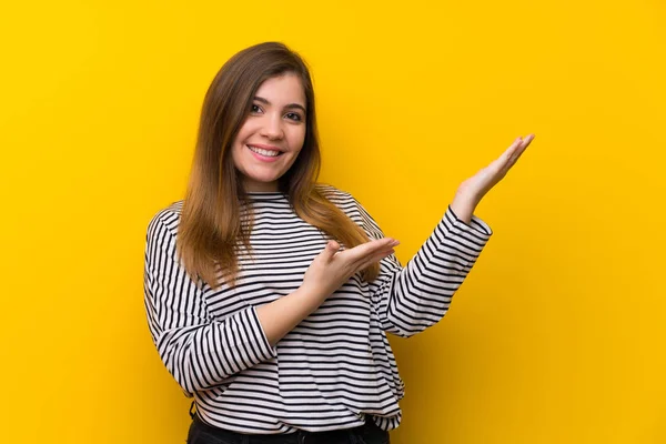 Νεαρό Κορίτσι Πάνω Από Κίτρινο Τοίχο Που Επεκτείνει Χέρια Στο — Φωτογραφία Αρχείου