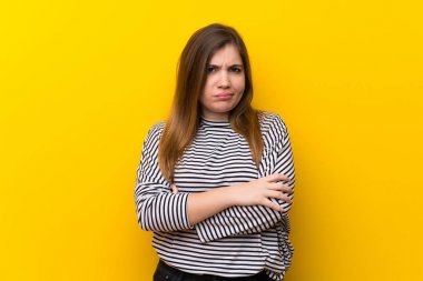 Sarı duvar üzerinde genç kız üzgün hissediyorum