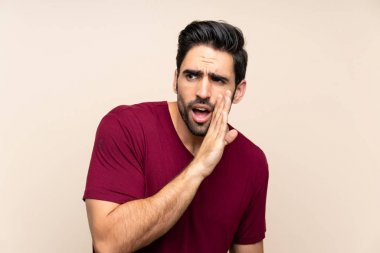 Izole arka plan üzerinde yakışıklı genç adam bir şey fısıldıyor