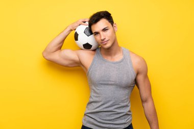 Bir futbol topu ile izole arka plan üzerinde yakışıklı spor adam