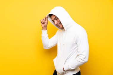 İzole arka planda yakışıklı spor adam