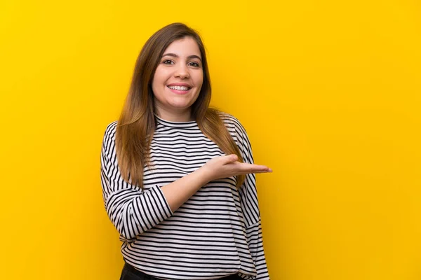 Młoda Dziewczyna Żółtej Ścianie Przedstawiająca Pomysł Patrząc Uśmiechając Się Kierunku — Zdjęcie stockowe