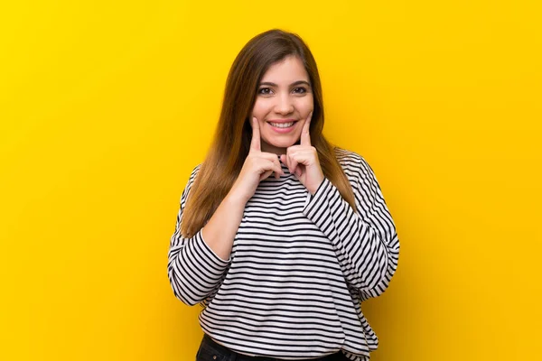 Jong Meisje Gele Muur Glimlachend Met Een Gelukkige Aangename Uitdrukking — Stockfoto