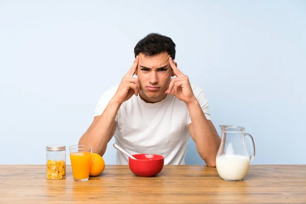 Yakışıklı Adam Kahvaltı Mutsuz Bir Şey Ile Sinirli Sahip Negatif — Stok fotoğraf