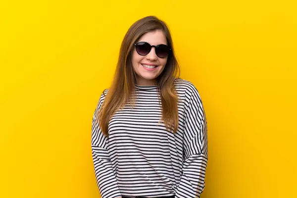 Молода Дівчина Над Жовтою Стіною Окулярах Щаслива — стокове фото