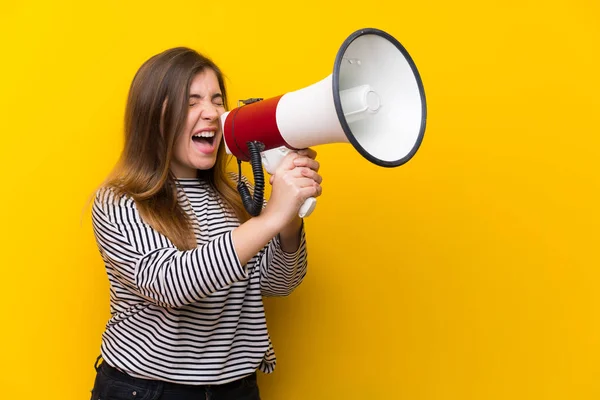 Chica Joven Sobre Pared Amarilla Gritando Través Megáfono —  Fotos de Stock