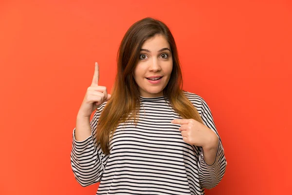 Chica Joven Con Camisa Rayas Con Expresión Facial Sorpresa — Foto de Stock