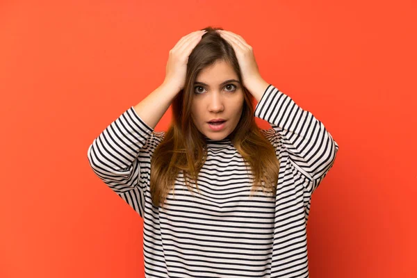 Chica Joven Con Camisa Rayas Con Expresión Facial Sorpresa —  Fotos de Stock