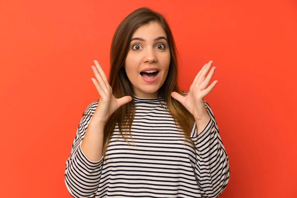 Menina Com Camisa Listrada Com Expressão Facial Surpresa — Fotografia de Stock