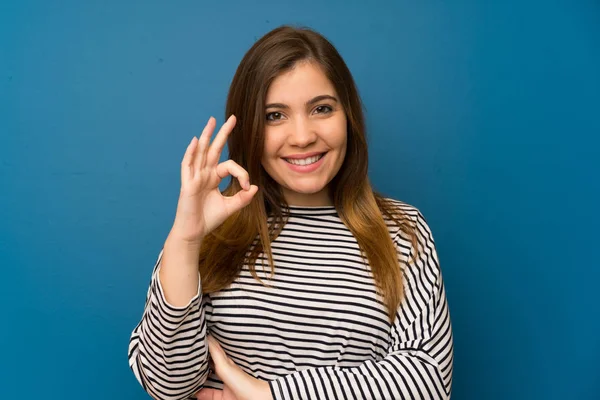 Młoda Dziewczyna Pasiastą Koszulę Pokazując Znak Palcami — Zdjęcie stockowe