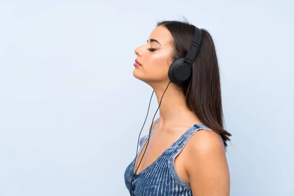 Fiatal Több Mint Elszigetelt Kék Fali Zenét Hallgat Fejhallgatóval — Stock Fotó