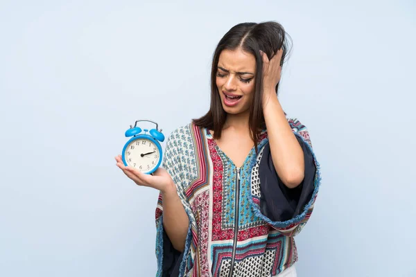 Giovane Donna Oltre Isolato Muro Blu Che Tiene Sveglia Vintage — Foto Stock