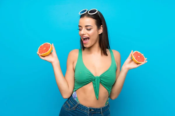 Junge Frau im Badeanzug in den Sommerferien mit Grapefruit — Stockfoto
