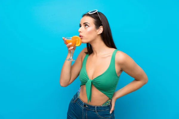 Junge Frau im Badeanzug in den Sommerferien mit einem Cocktail — Stockfoto
