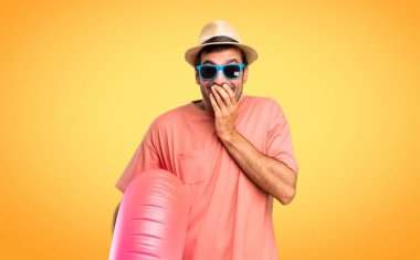 Turuncu arka plan üzerinde ağız kapsayan ise onun yaz tatilinde şapka ve güneş gözlüğü ile adam çok gülümsüyor