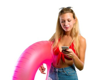 Yaz tatili sarışın kadın izole beyaz arka planda mobil konuşuyor