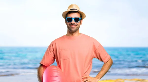 Homme Avec Chapeau Lunettes Soleil Pendant Ses Vacances Été Posant — Photo