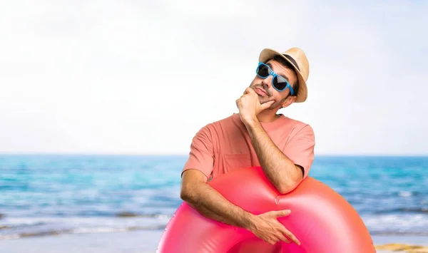 Homem Com Chapéu Óculos Sol Suas Férias Verão Pensando Uma — Fotografia de Stock