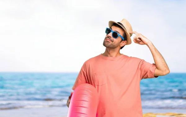 Yaz Tatilinde Şapkalı Güneş Gözlüklü Adam Şüpheleri Plajda Başını Kaşırken — Stok fotoğraf