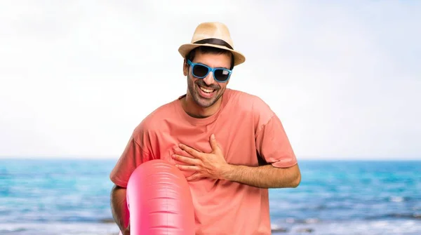 Homem Com Chapéu Óculos Sol Suas Férias Verão Sorrindo Muito — Fotografia de Stock