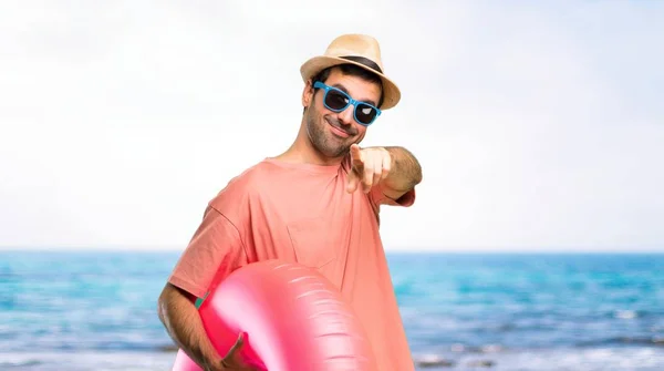 Homem Com Chapéu Óculos Sol Suas Férias Verão Aponta Dedo — Fotografia de Stock