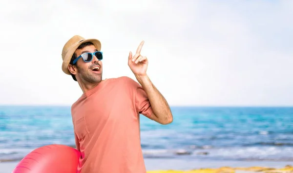 Homem Com Chapéu Óculos Sol Suas Férias Verão Apontando Com — Fotografia de Stock