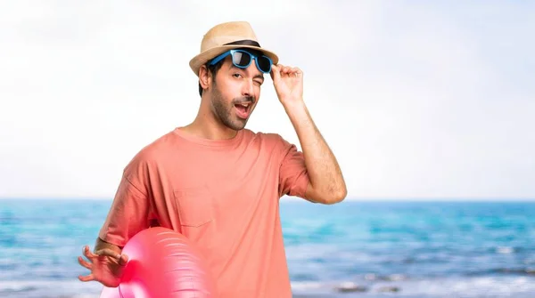 Hombre Con Sombrero Gafas Sol Sus Vacaciones Verano Mostrando Signo —  Fotos de Stock