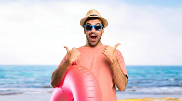 Człowiek Kapeluszem Okulary Przeciwsłoneczne Jego Letnie Wakacje Dając Kciuk Się — Zdjęcie stockowe